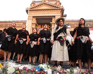Peru women standing together